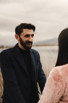 一对夫妇在土耳其乌兹米特阴沉的湖边分享着光明的时刻