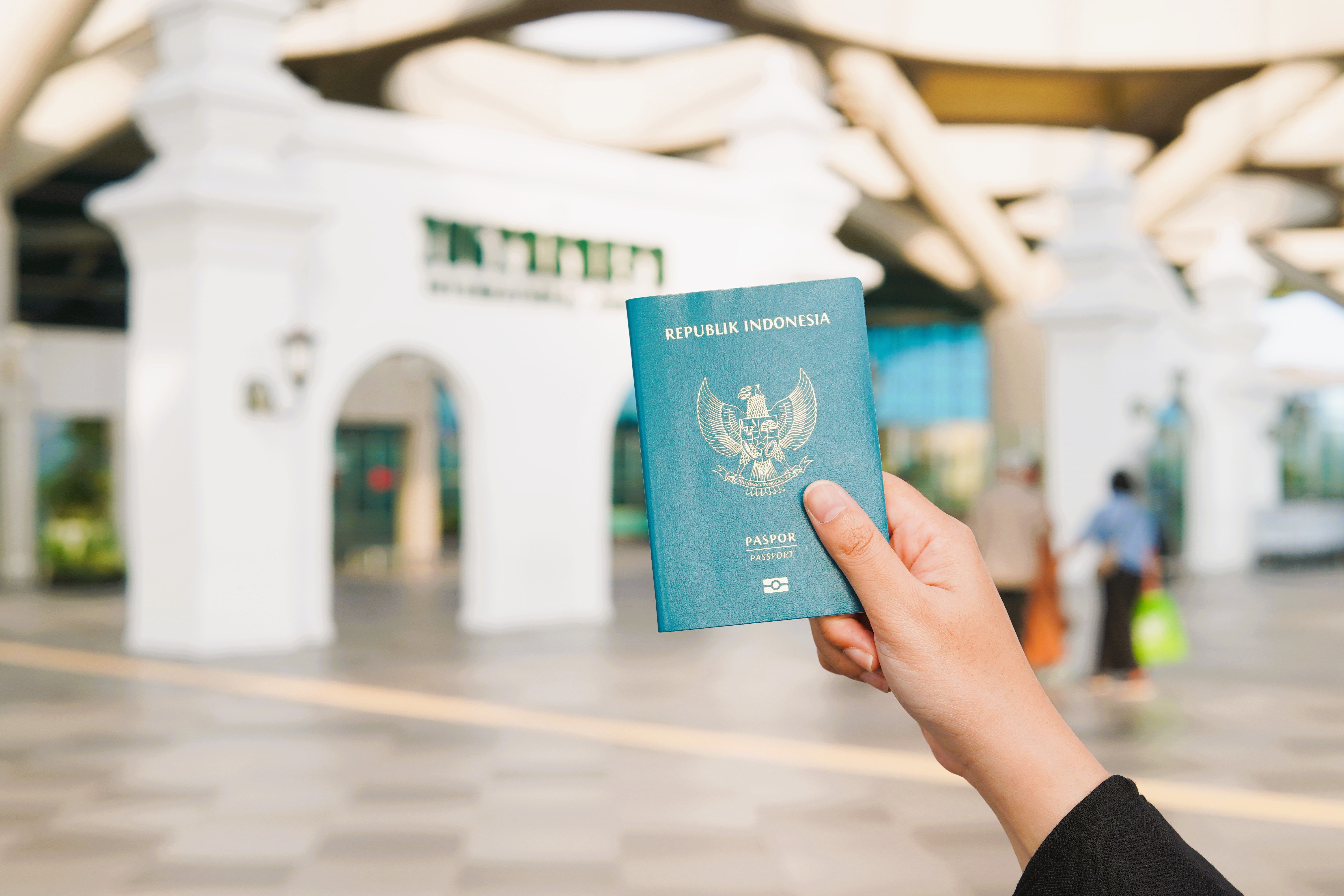 Persona revisando documentos en un mostrador consular