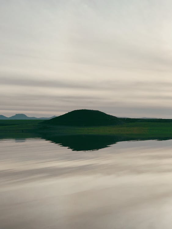 Foto profissional grátis de calma, colina, corpo d'água