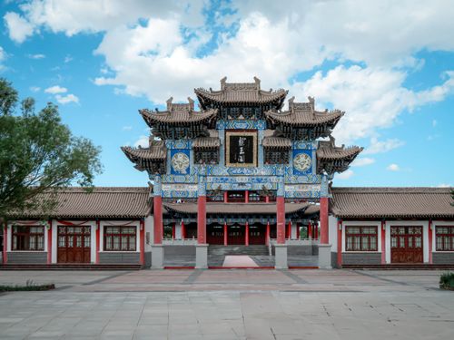 Free Traditional Chinese ornate gate with intricate details under a blue sky, showcasing cultural heritage. Stock Photo