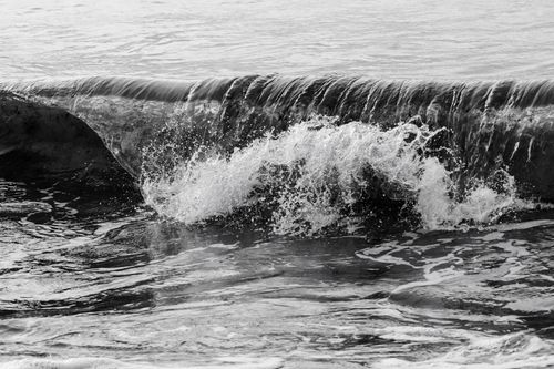 Free Dramatic black and white capture of a wave in the Baltic Sea with shimmering reflections. Stock Photo