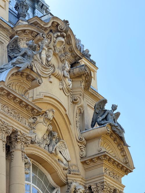 Free Close-up of intricate sculptures on a historic Budapest building facade under a clear sky. Stock Photo