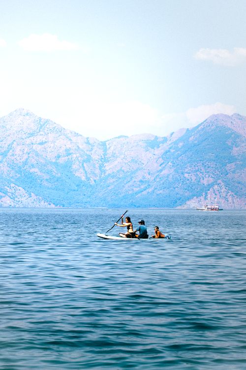 Free Group kayaking in the calm, scenic waters of Marmaris with a breathtaking mountain backdrop. Stock Photo