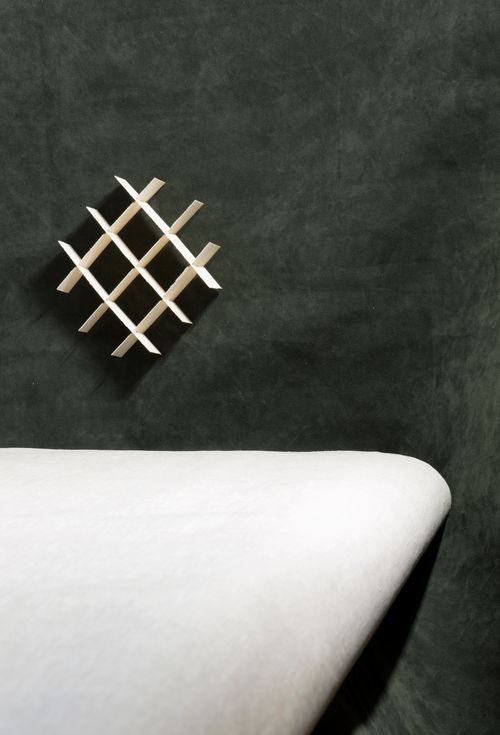 Free Stylish interior featuring a geometric wall shelf and curved surface for contemporary decor aesthetics. Stock Photo