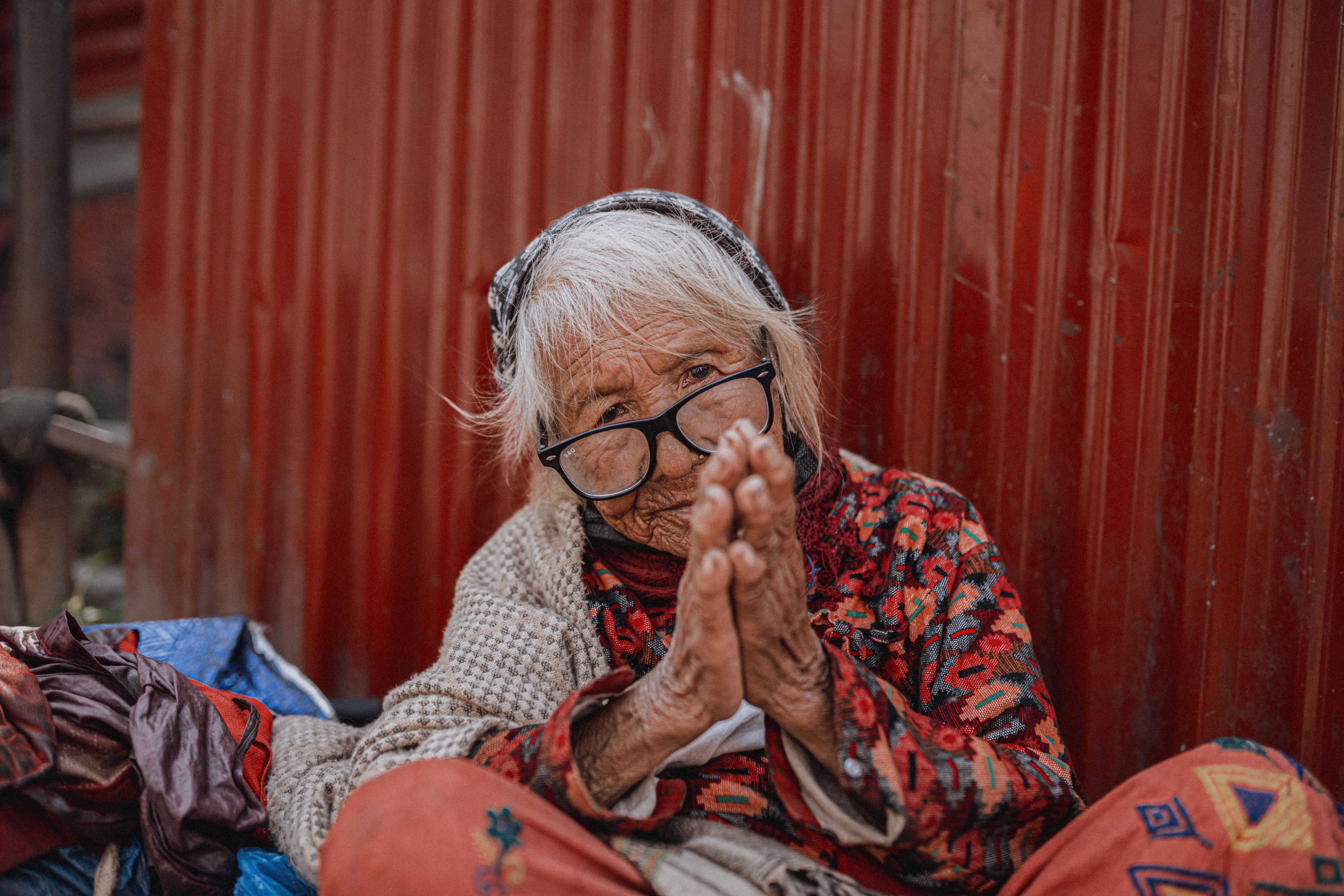 Wunder in Nepal: Greisin nach Erdrutsch lebend geborgen