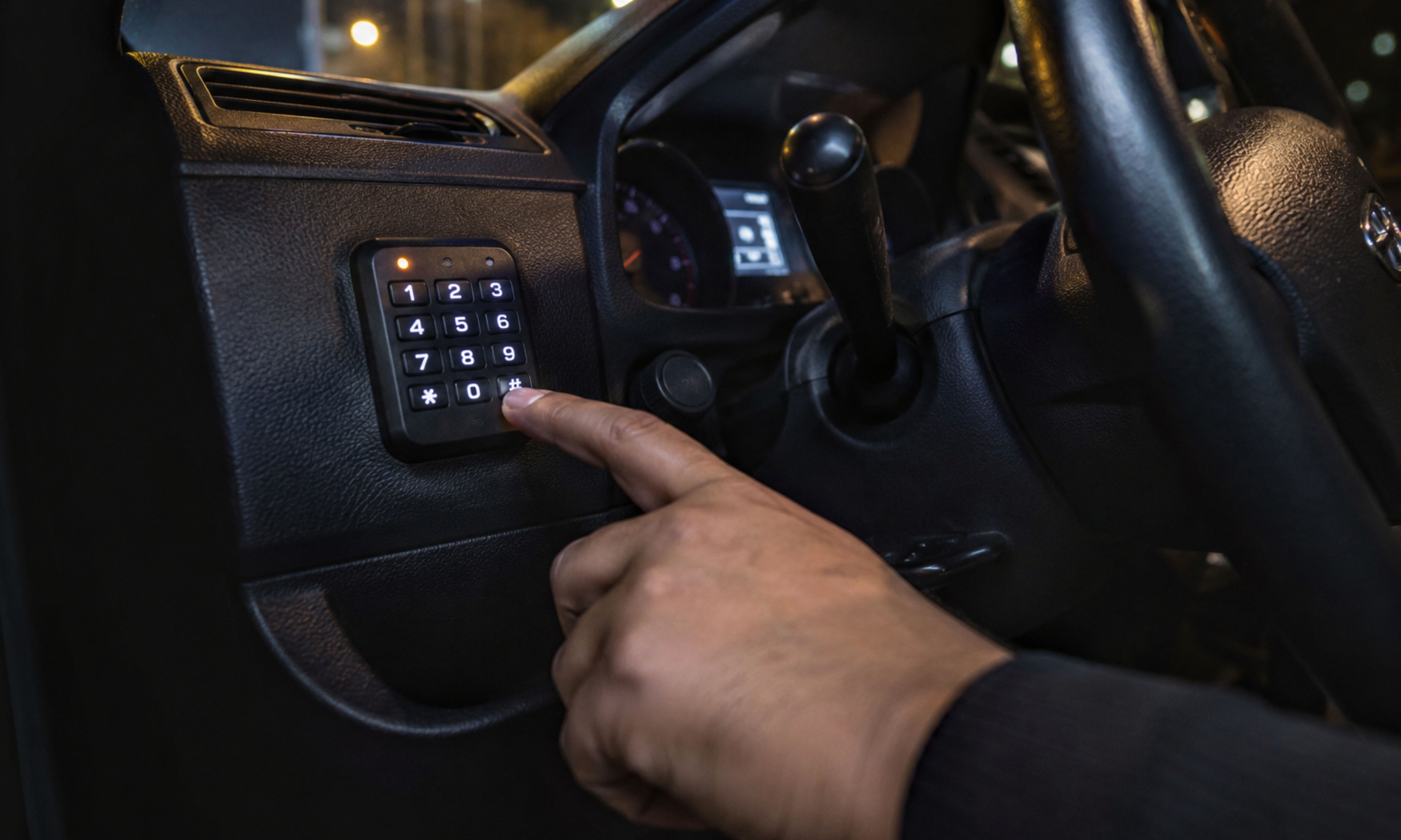 盗難防止のため、車内のセキュリティキーパッドに暗証番号を入力する手。