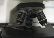 展示显微镜镜头详细图像，用于科学研究的光学设备