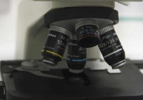 展示显微镜镜头详细图像，用于科学研究的光学设备