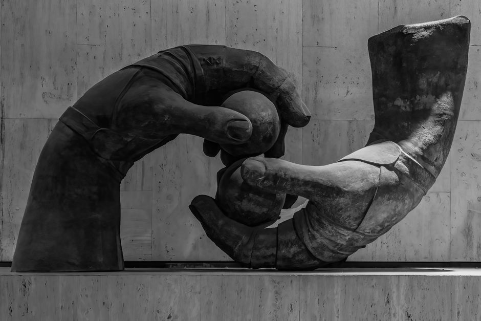 Impresionante escultura en blanco y negro de manos gigantes entrelazadas en Valencia, España.