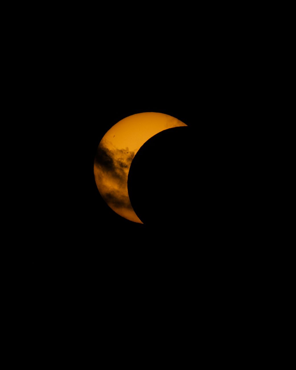 Een adembenemend uitzicht op een zonsverduistering met gedeeltelijke maanbedekking boven Grao de Castellón, Spanje.