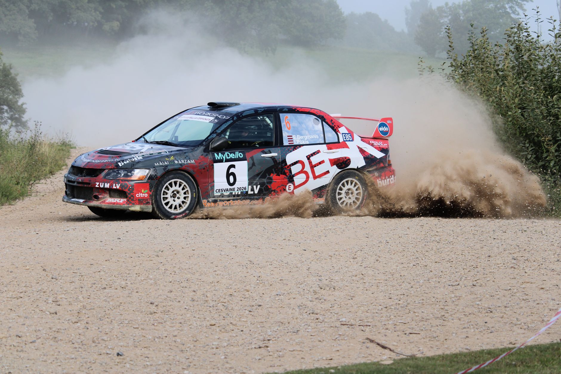 Sardunya'da bir ralli otomobili çakıllı yolda yarışıyor