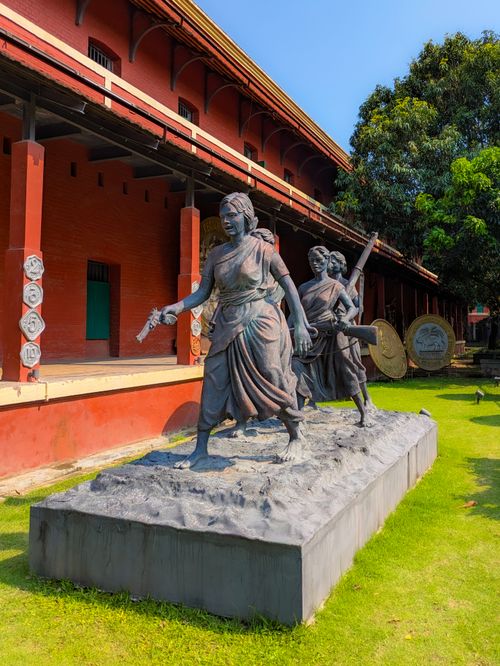 Free Outdoor statue of historic figures in a museum garden with architectural details. Stock Photo