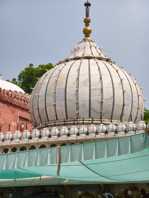 Free Detailed view of a Mughal-style dome atop a historic structure under clear sky. Stock Photo