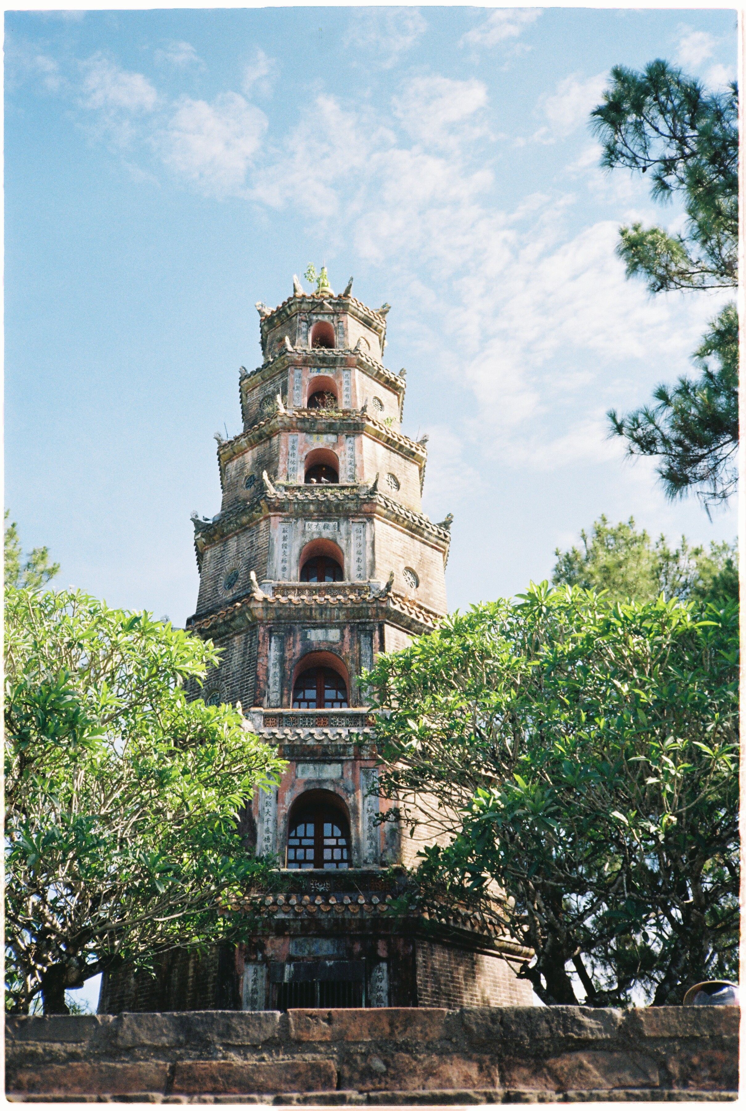 Pagoda Thien Mu de siete plantas junto al Río de los Perfumes en Hue