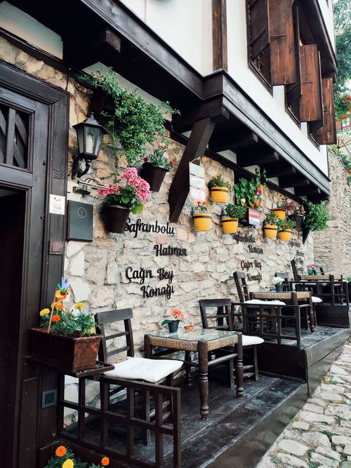 Free Quaint street café in Safranbolu, Türkiye, featuring traditional architecture and colorful decor. Stock Photo