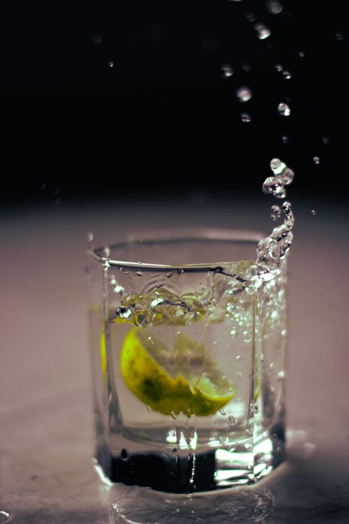 Free Capture of lemon slice splashing in water, perfect for refreshing drink concepts. Stock Photo