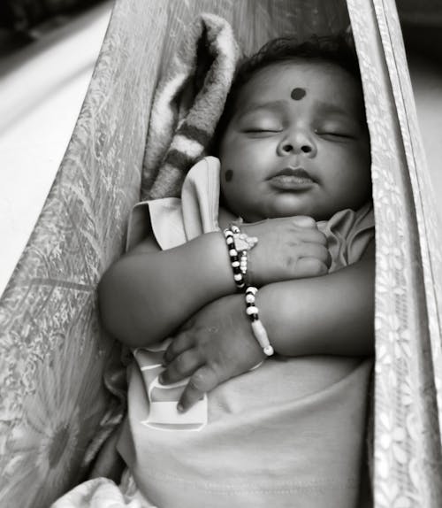 免费 婴儿躺在吊床上的灰度照片 素材图片