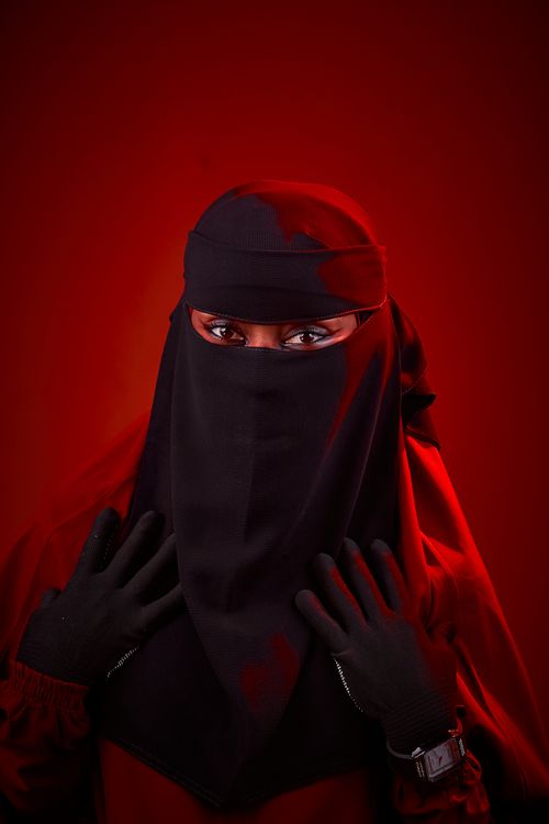 Free A captivating portrait of a woman in traditional Nigerian attire featuring vibrant colors and a mysterious expression. Stock Photo