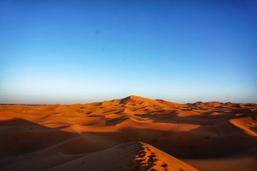 Brauner Sand Unter Blauem Himmel