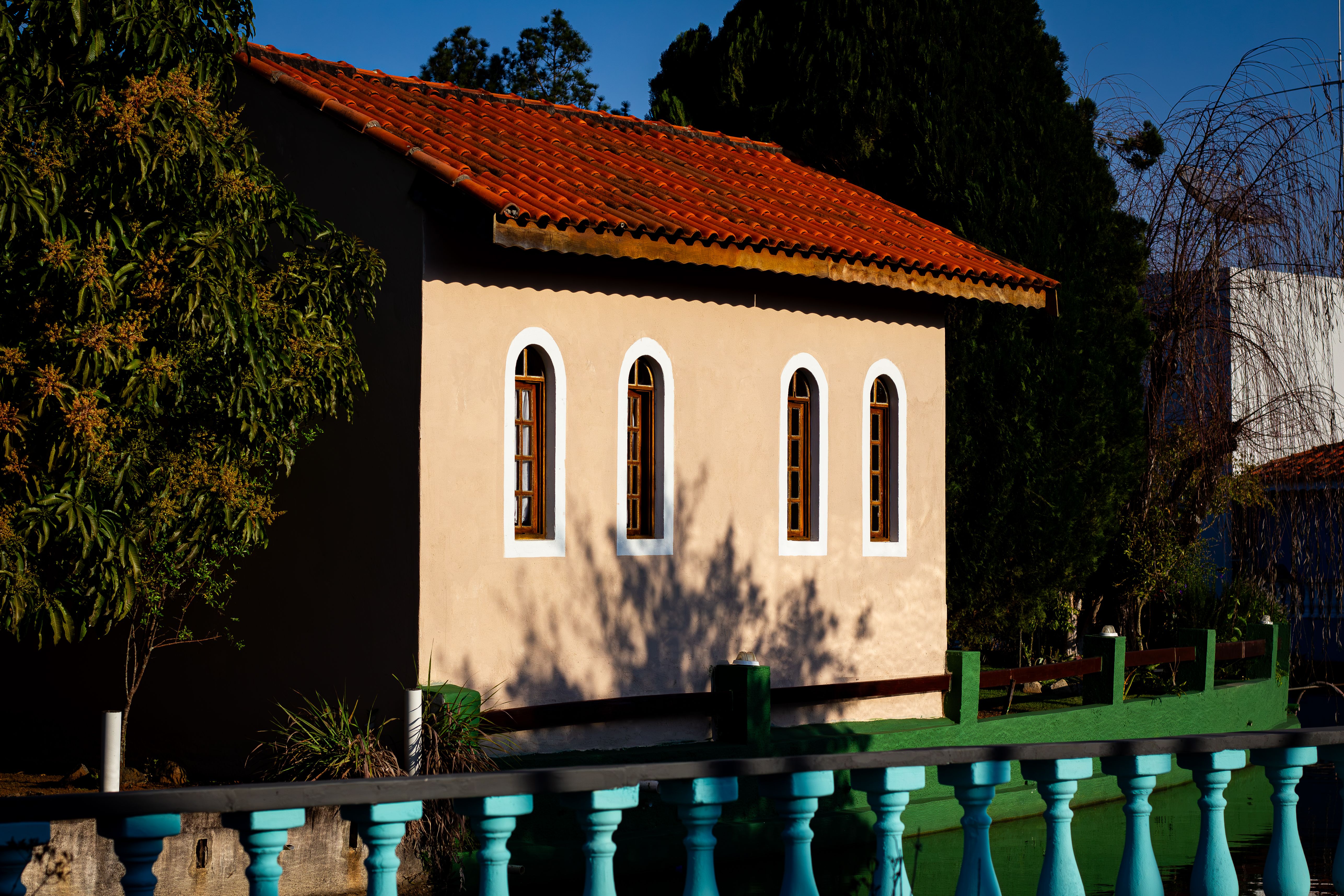 Uma casa pitoresca com telhas vermelhas em Bom Jesus dos Perdões, Brasil, fotografada durante a hora dourada.