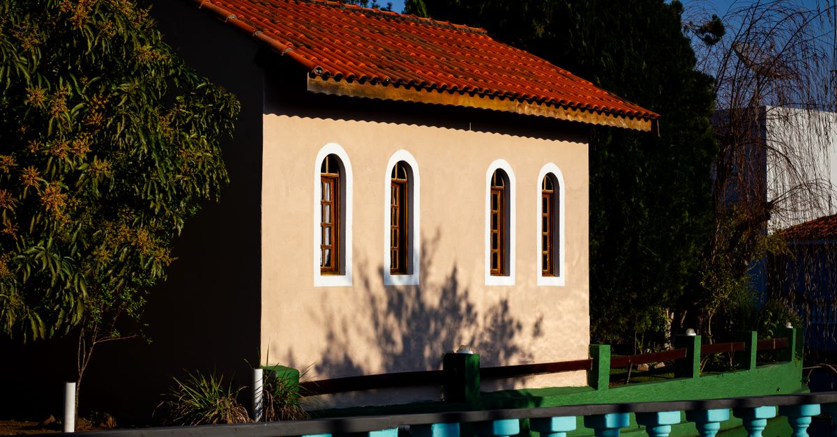Uma casa pitoresca com telhas vermelhas em Bom Jesus dos Perdões, Brasil, fotografada durante a hora dourada.