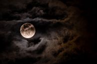 夜空中的乌云遮蔽了迷人的满月，营造出神秘的氛围