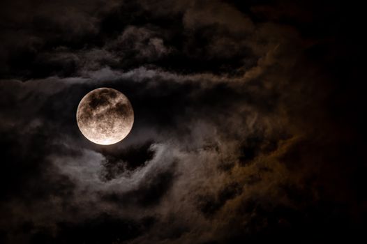 夜空中的乌云遮蔽了迷人的满月，营造出神秘的氛围