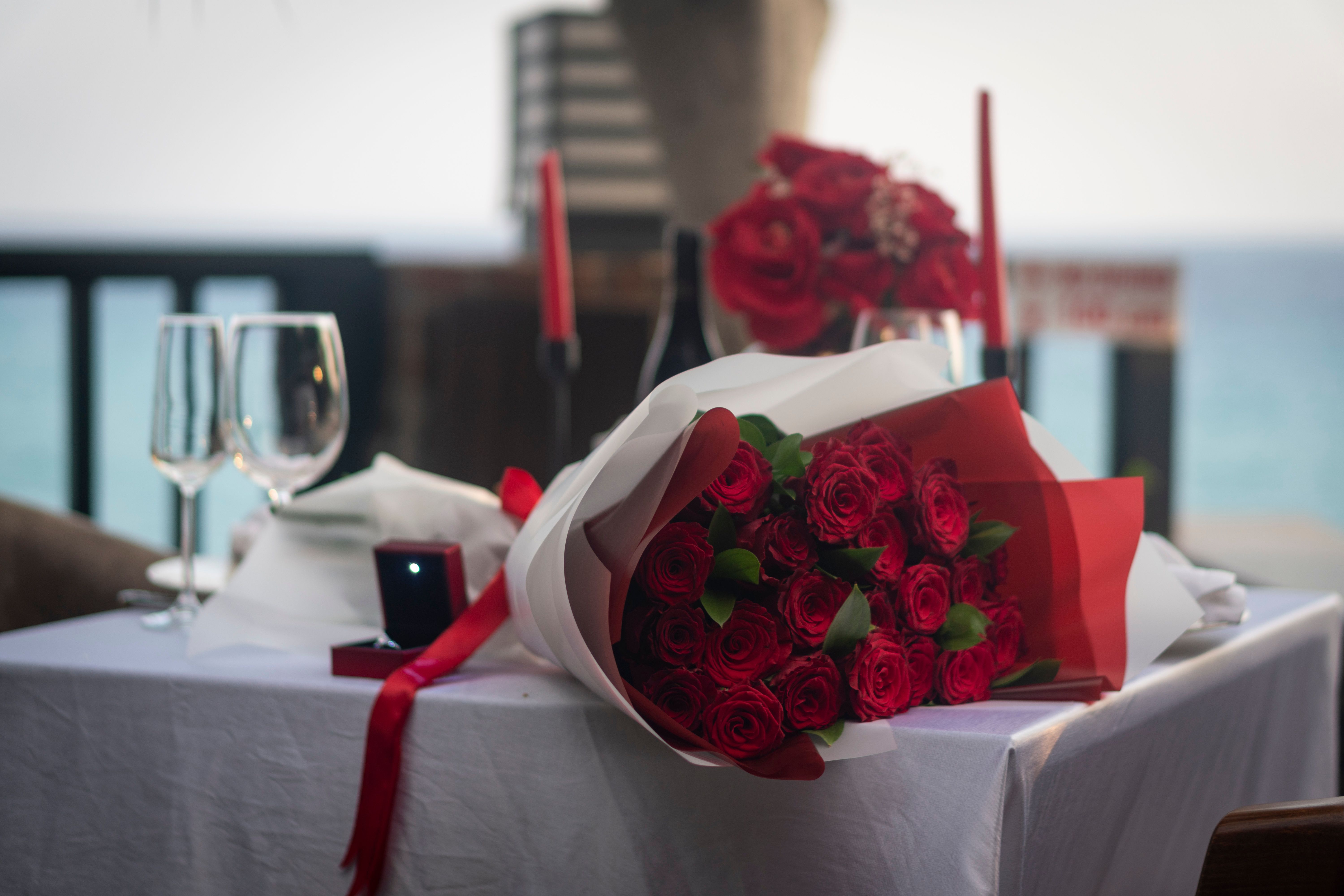 Cena romántica con rosas y anillo