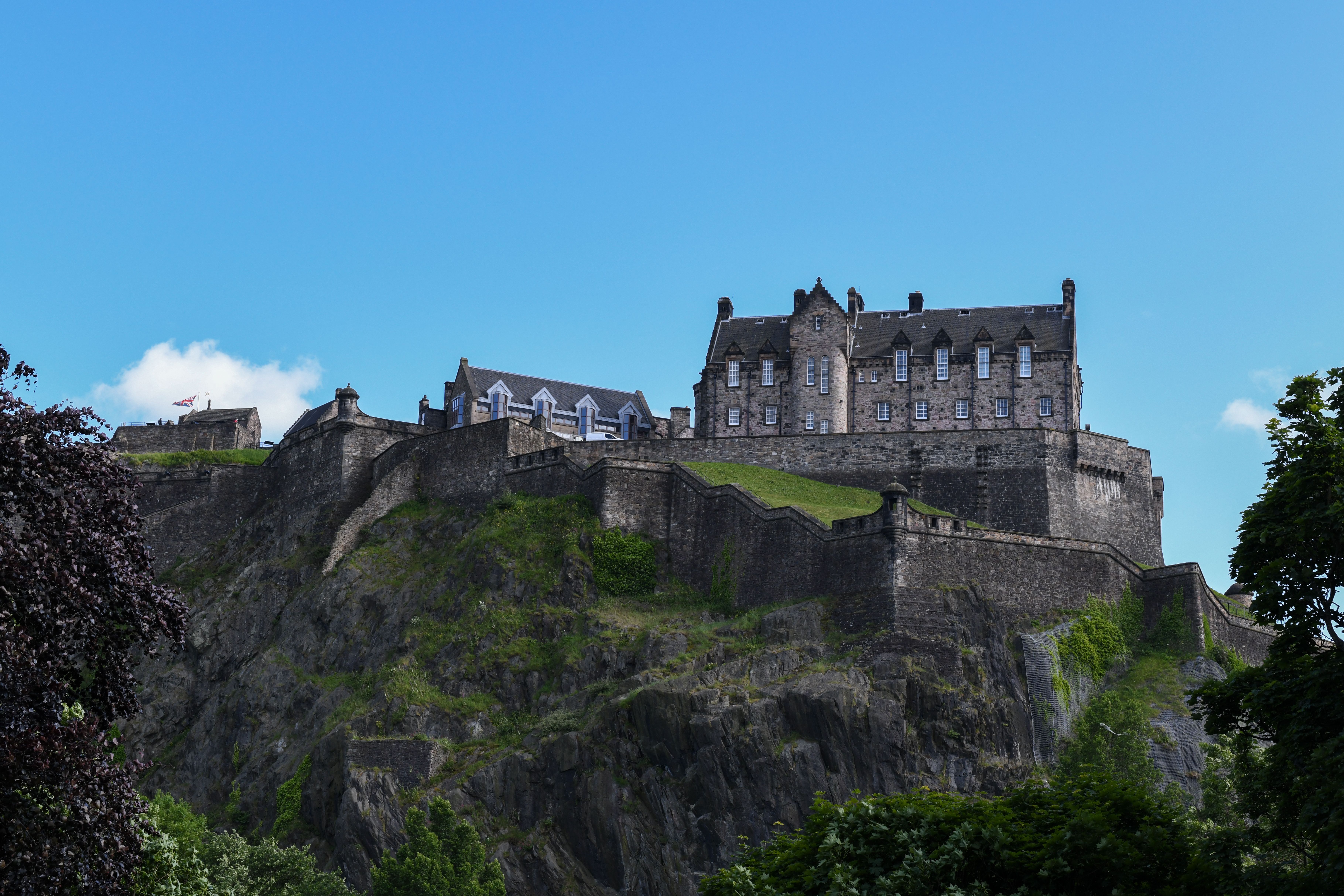 El castillo de Edimburgo sobre Castle Rock