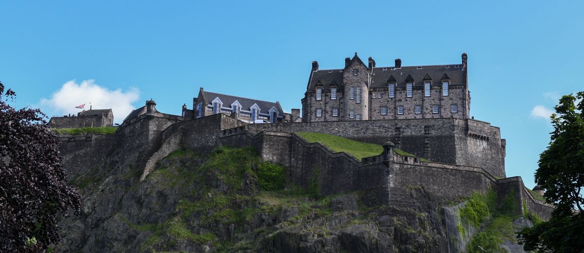 El castillo de Edimburgo sobre Castle Rock