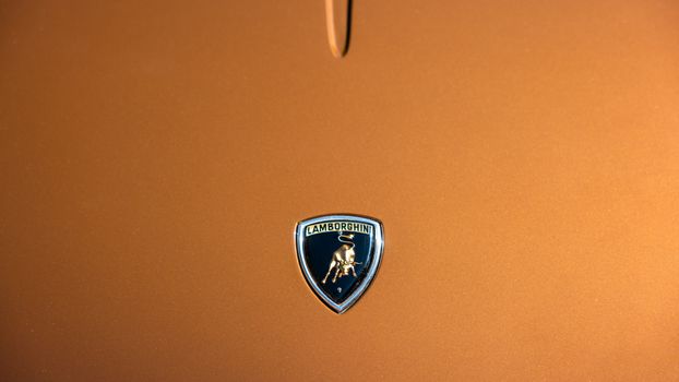 Auto & Orange in Szene gesetzt – Geheimnisvolles Auto-Motiv