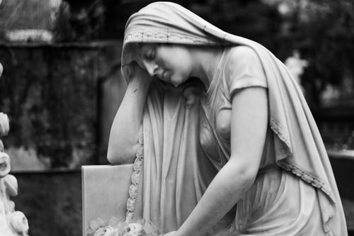 Free A serene marble sculpture of a woman in deep thought, captured in São Paulo cemetery. Stock Photo
