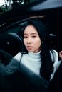 一位时尚女性在城市环境中下车的肖像
