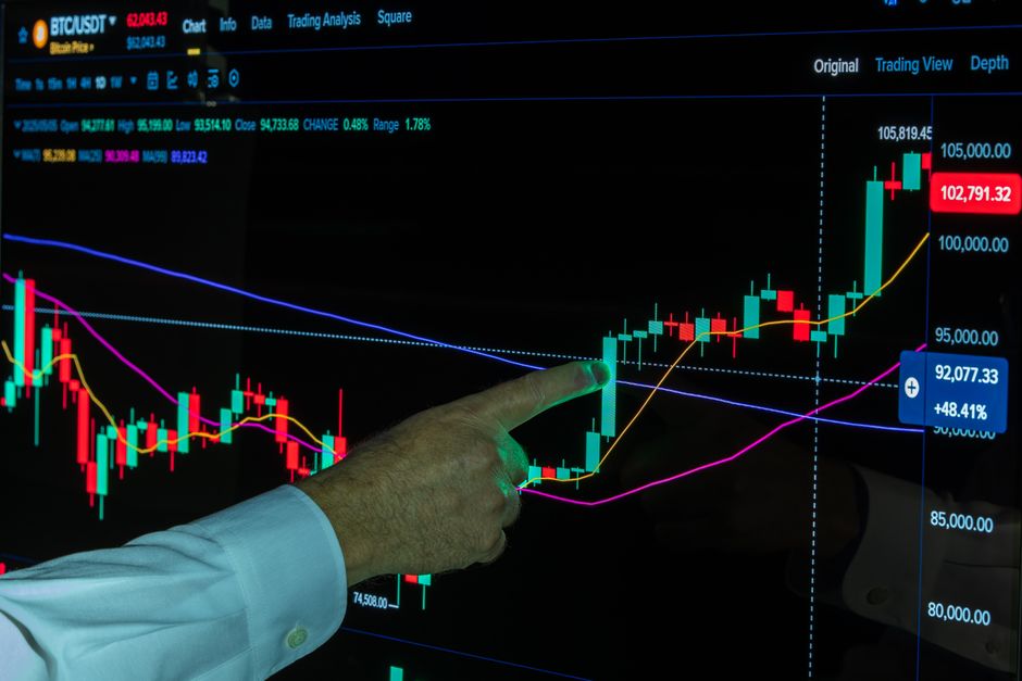 Spain's IBEX 35 slips 0.15% as energy, banking shares diverge