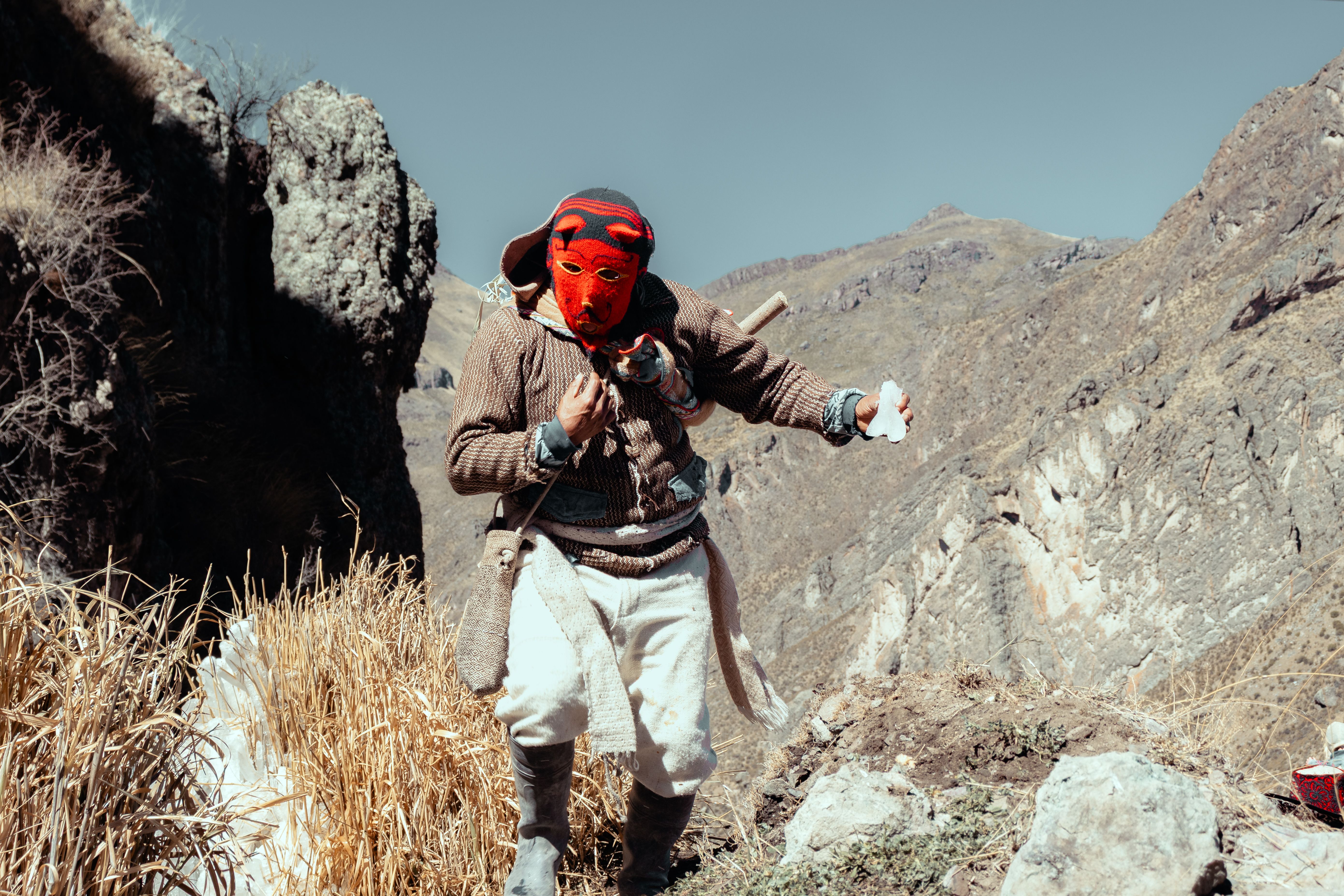 Fotomural Un hombre con vestimenta y máscara tradicionales realiza una danza en Arequipa, en la sierra peruana.