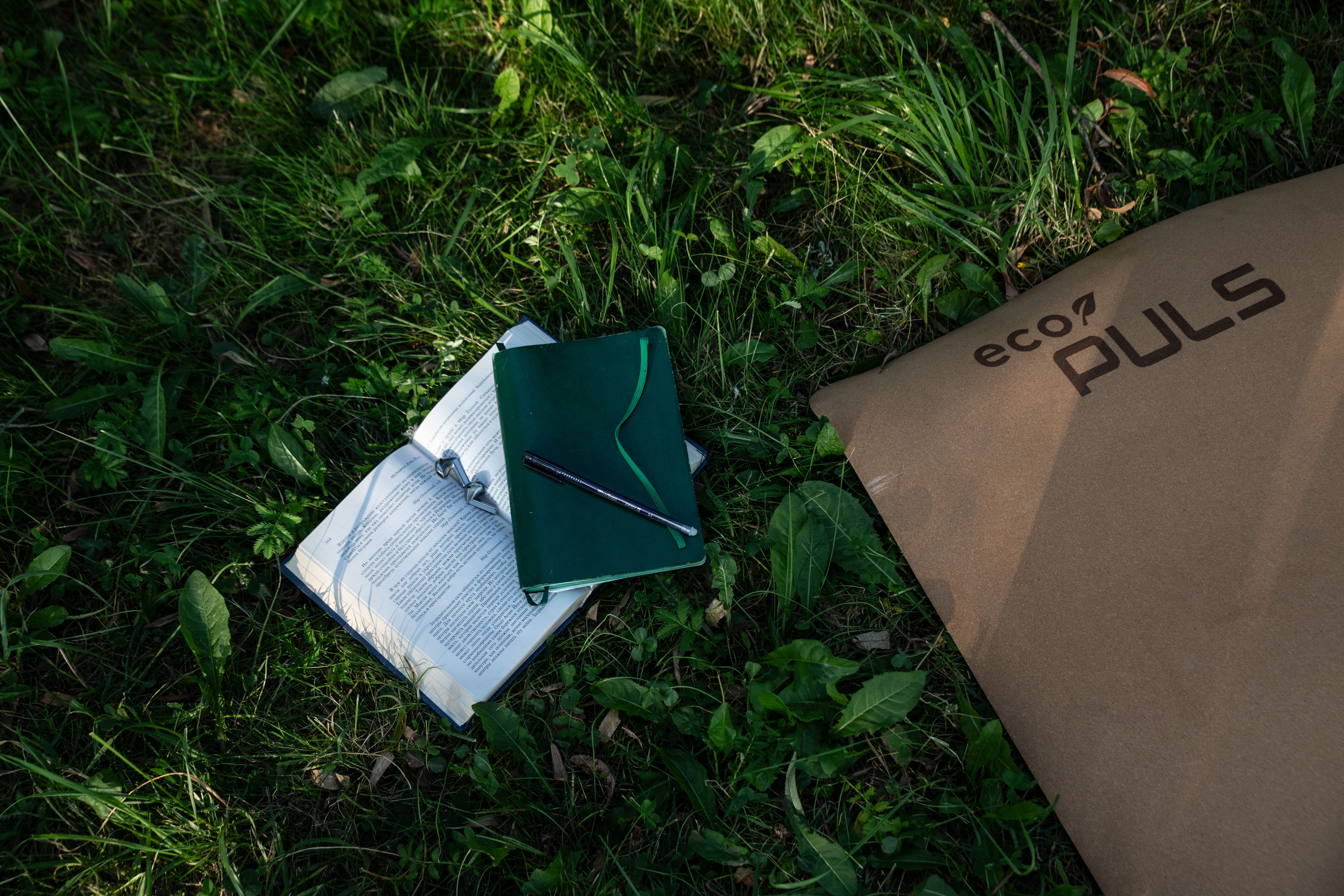 Meditatiehoek met gerecycleerde kussens en planten.