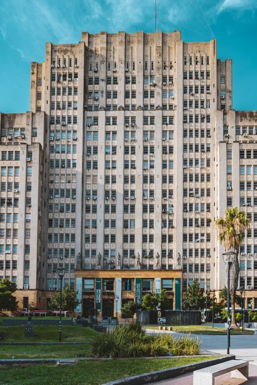 Free A striking Art Deco building stands tall in a lush urban park, captured in daylight. Stock Photo