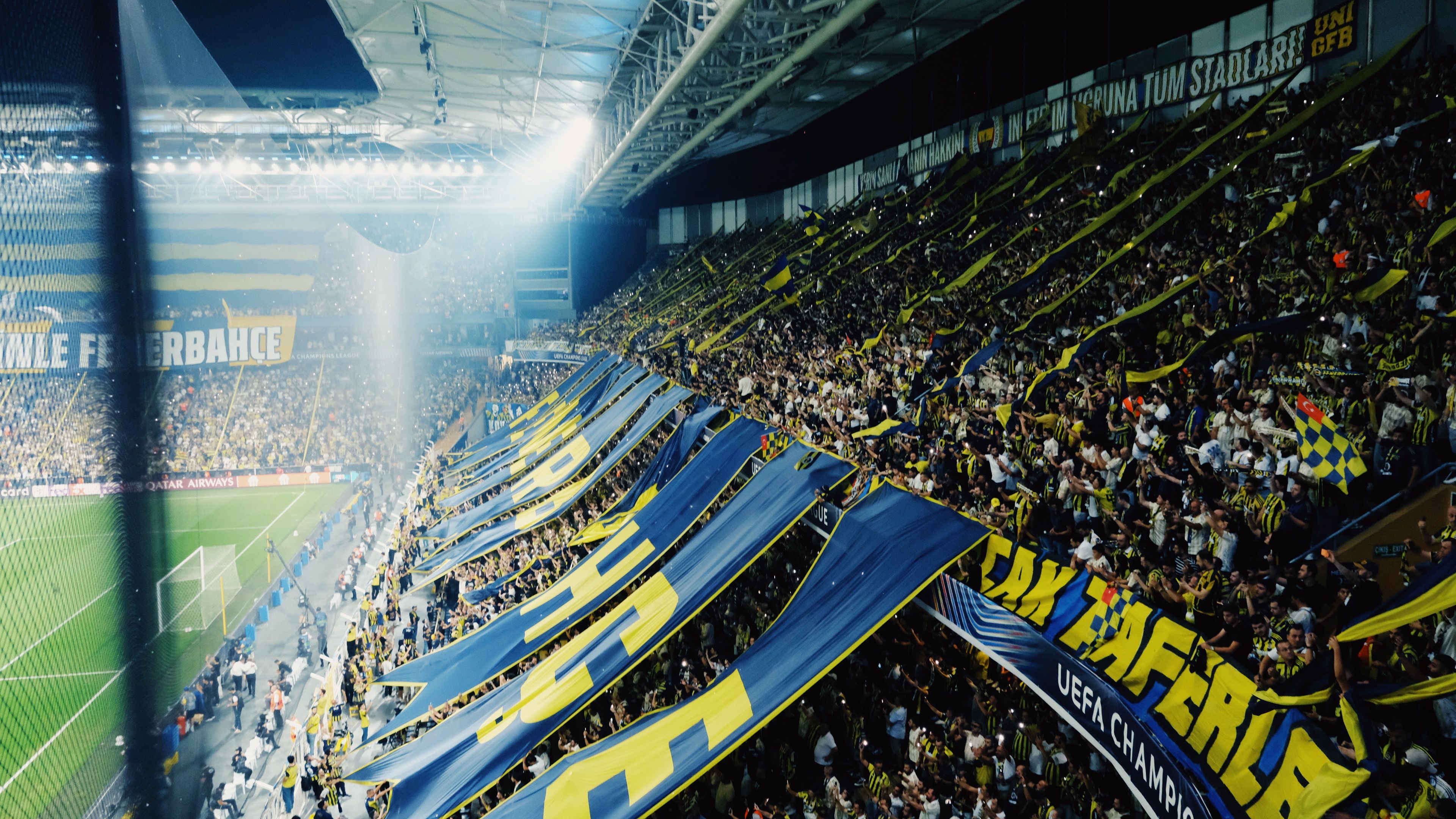 Supporters dans un stade de football avec de grandes bannières