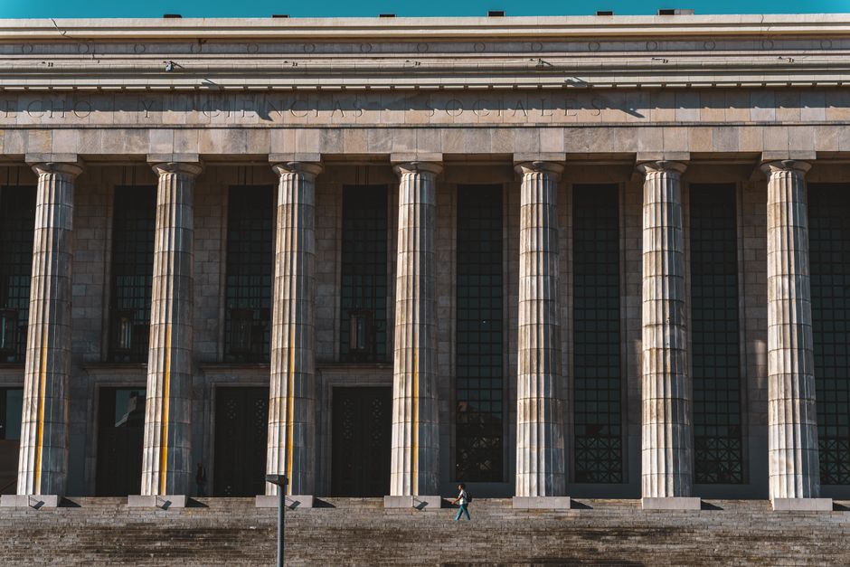 Fachada de la Universidad de Buenos Aires con columnas neoclásicas, Argentina.