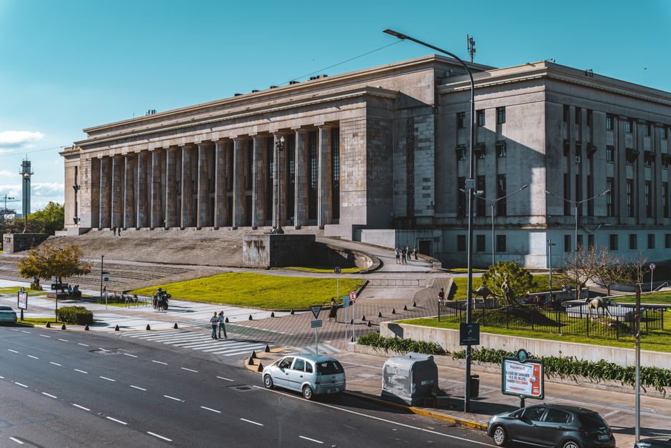 Vista del edificio de la Facultad de Derecho de la Universidad de Buenos Aires, que muestra la arquitectura neoclásica y el entorno urbano.