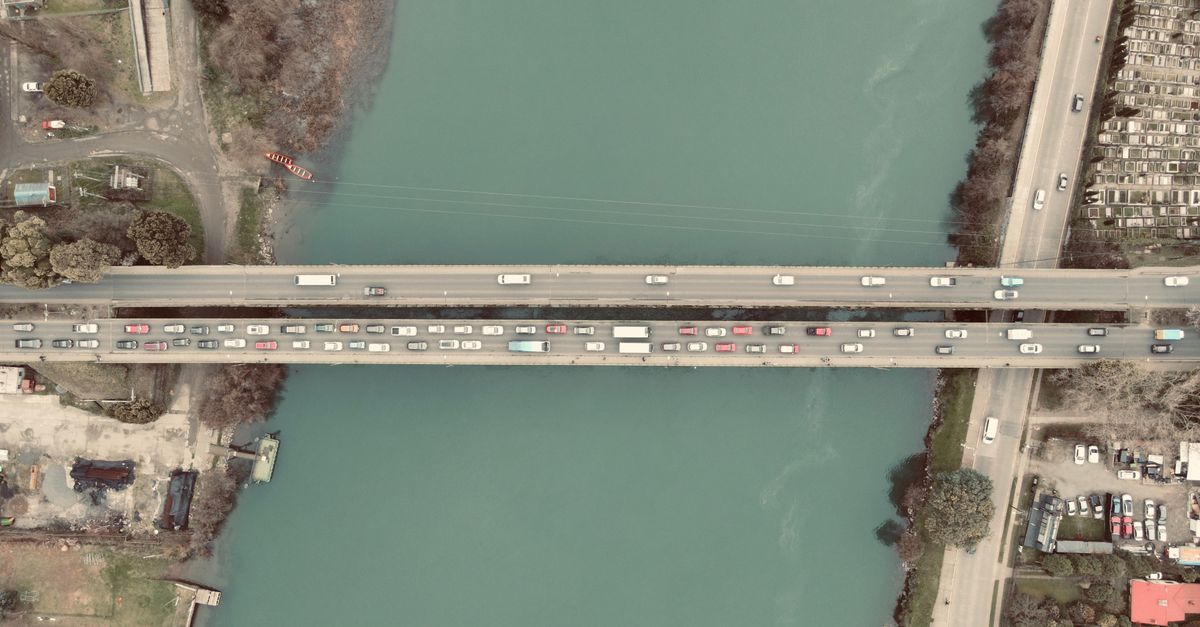 Aerial image of a busy bridge over a river in Valdivia, showcasing traffic flow and urban infrastructure.