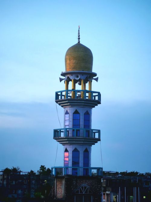 Free A stunning minaret in Dhaka, Bangladesh against a clear blue sky, capturing Islamic architecture. Stock Photo