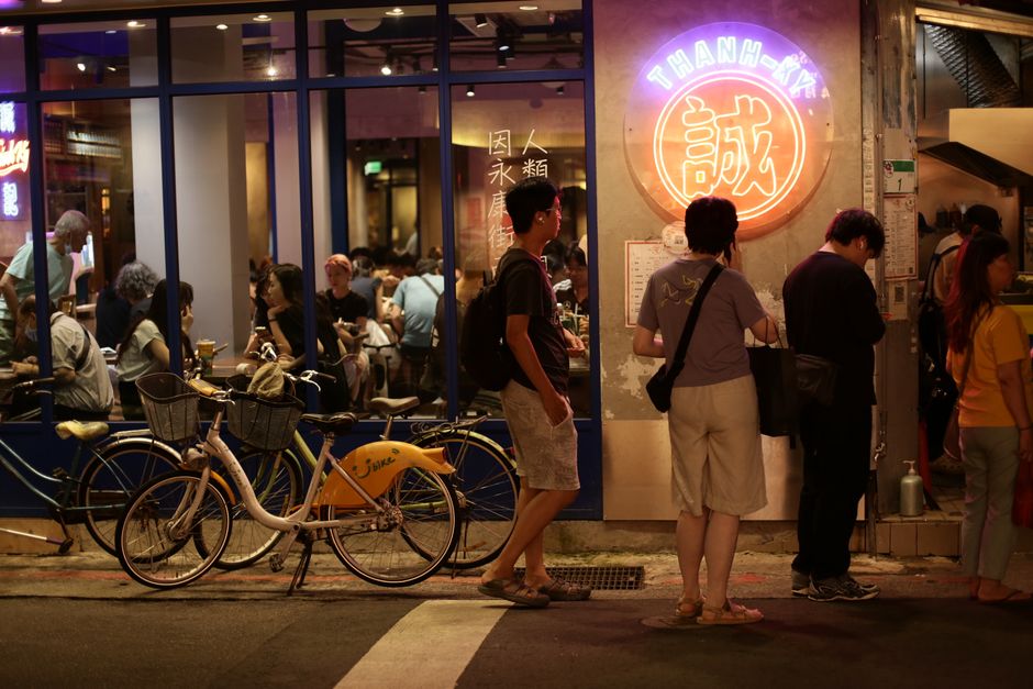 people queue restaurant entrance seoul