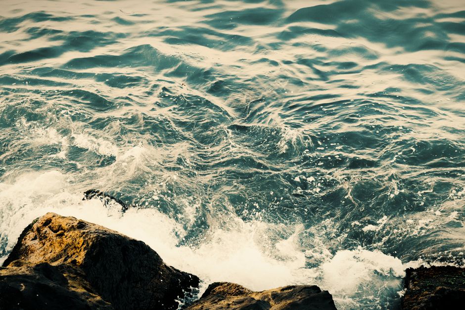 Dynamic waves crashing on coastal rocks in Samsun, Türkiye, capturing nature's raw beauty.