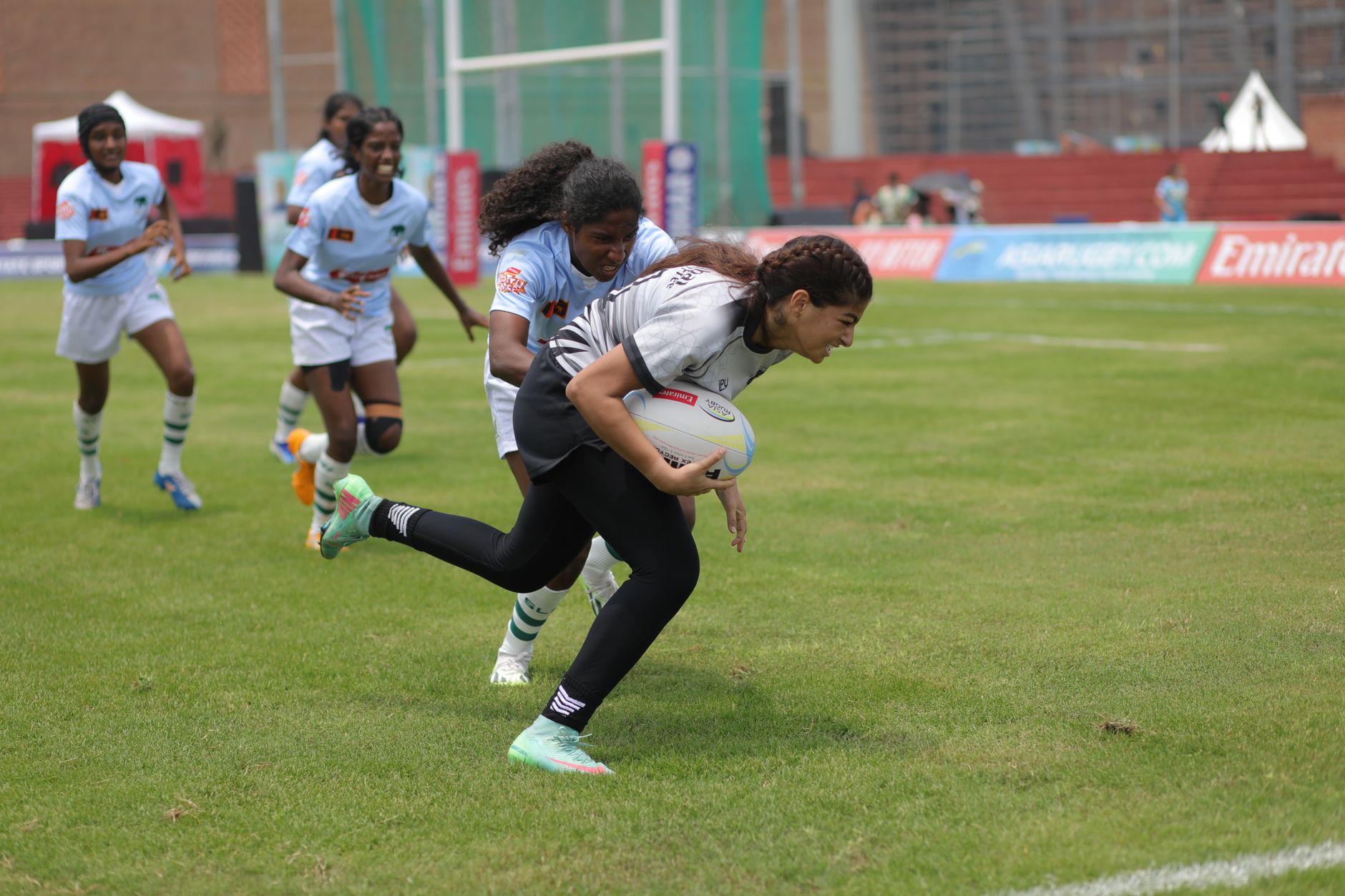Kadın rugby oyuncuları ve top