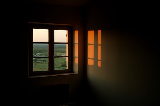 Faszinierender Sonnenuntergang mit Schattenspiel – Minimalistisches Hintergrundbild