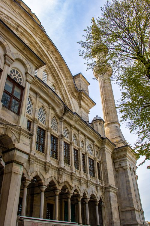 Free A stunning view of a historic mosque with intricate arches and tall minaret. Stock Photo
