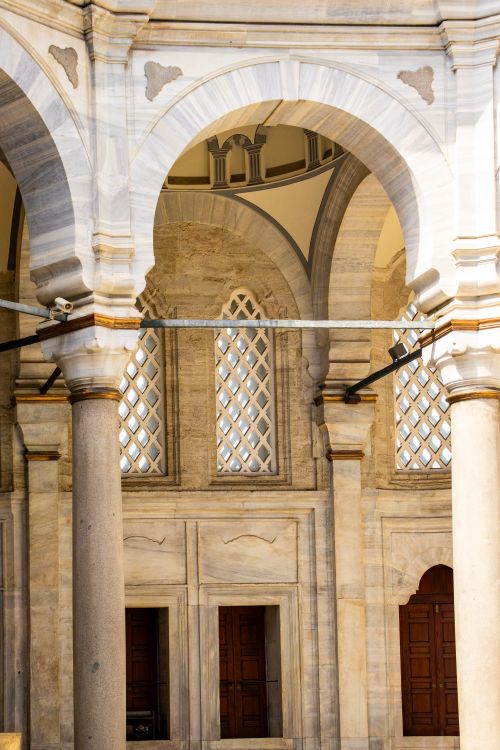 Free Sunlit courtyard with ornate marble arches showcasing elegant architectural design. Stock Photo