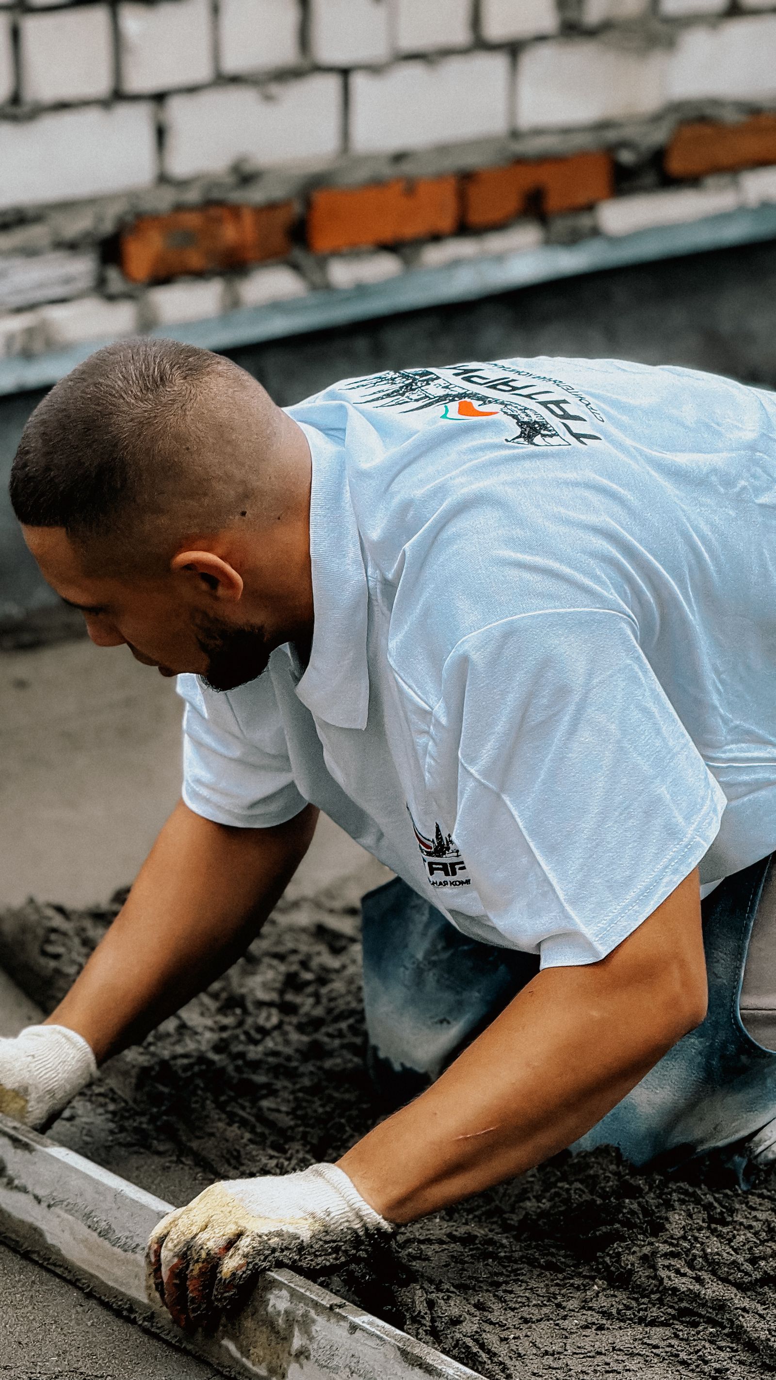 Tile setter working a mortar bed