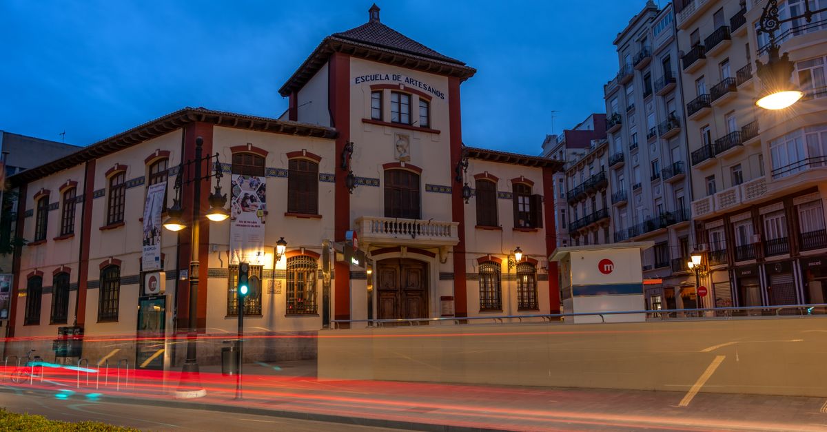 Hermosa fotografía de larga exposición de la Escuela de Artesanos en Valencia, España, durante la hora azul.